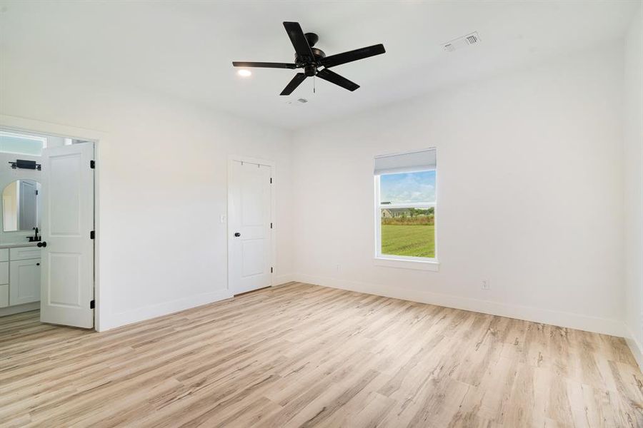 Spacious, unfurnished interior of a new home in , Sumner (Image 14).
