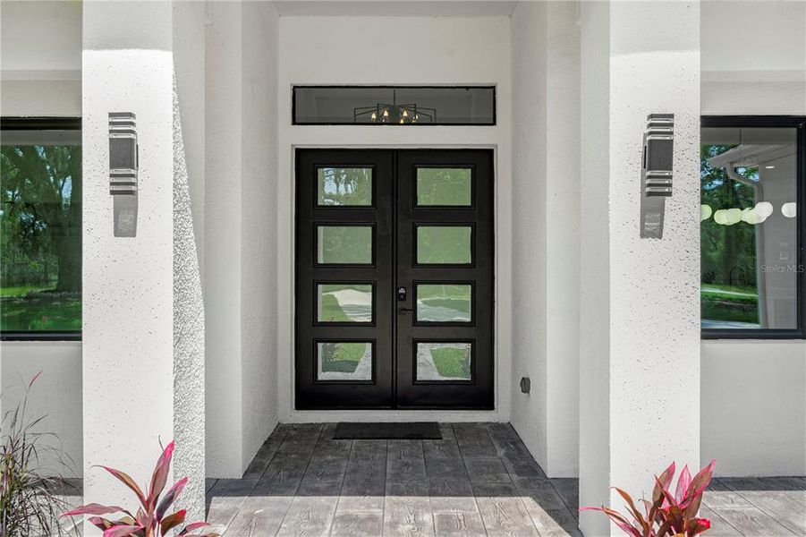 Exterior details and patio area of a home in , New Port Richey (Image 4).