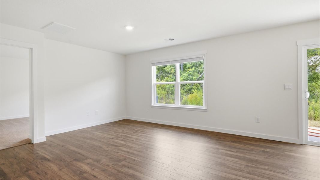 Spacious, unfurnished interior of a new home in Emory Creek, Harriman (Image 31).