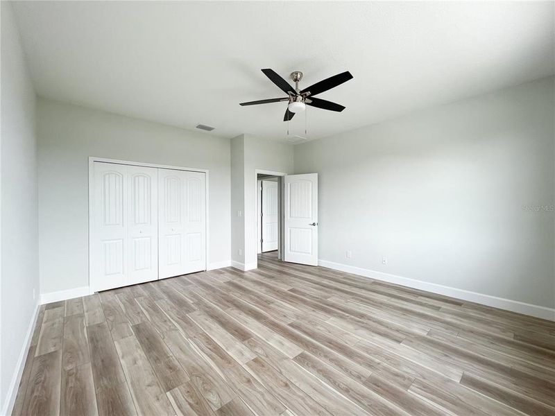 Spacious, unfurnished interior of a new home in , Sarasota (Image 26).