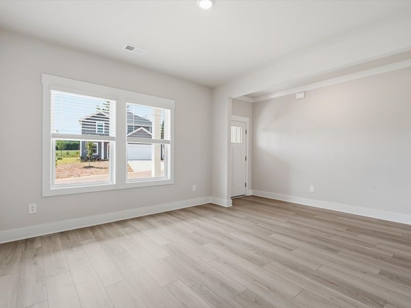 Spacious, unfurnished interior of a new home in Ashby Woods, Boiling Springs (Image 11).