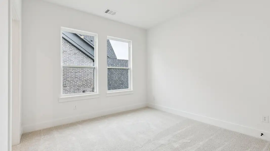 Spacious, unfurnished interior of a new home in Eliana, McKinney (Image 28).