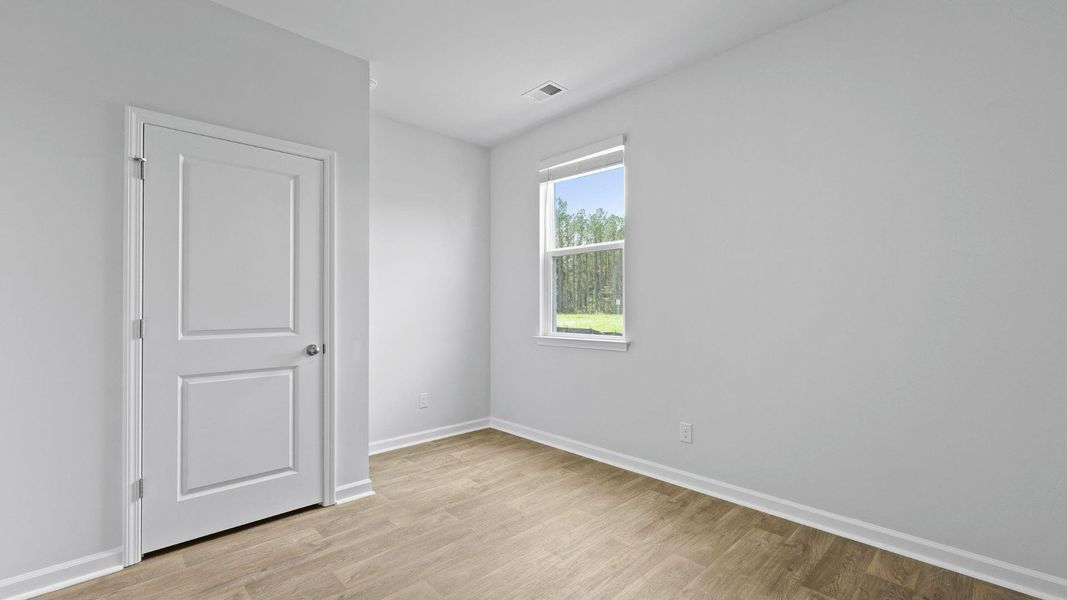 Spacious, unfurnished interior of a new home in Carolina Groves, Moncks Corner (Image 17).
