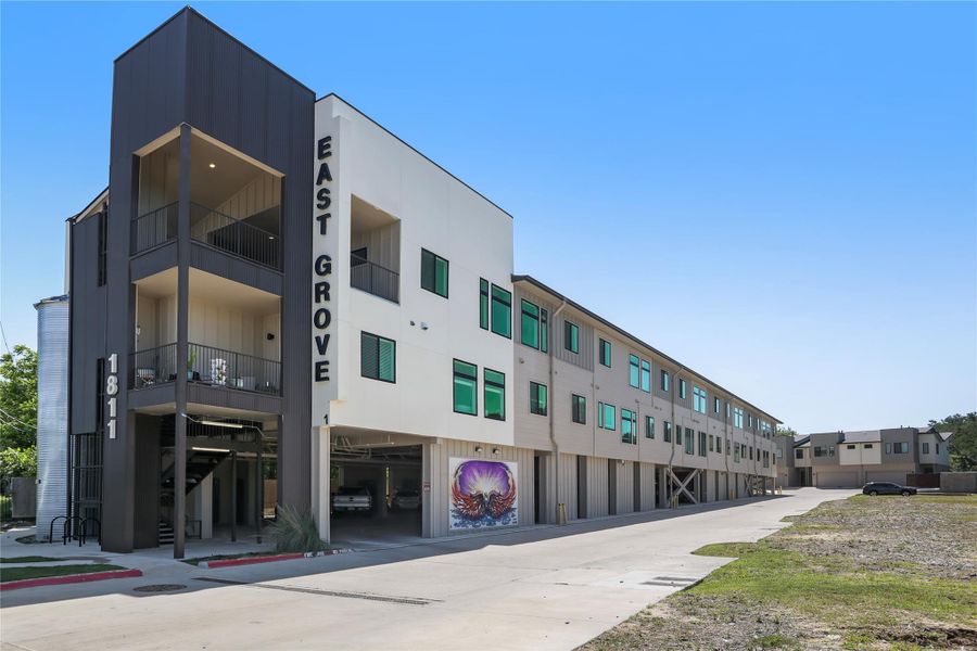 Condo located in Austin, TX showcasing its design and architecture (Image 3).