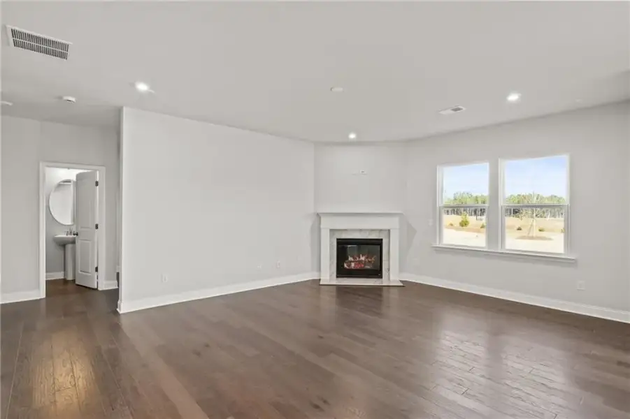 Spacious, unfurnished interior of a new home in Hawthorne Ridge, McDonough (Image 12).