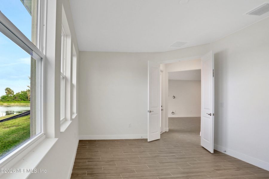 Spacious, unfurnished interior of a new home in Jennings Farm, Middleburg (Image 15).