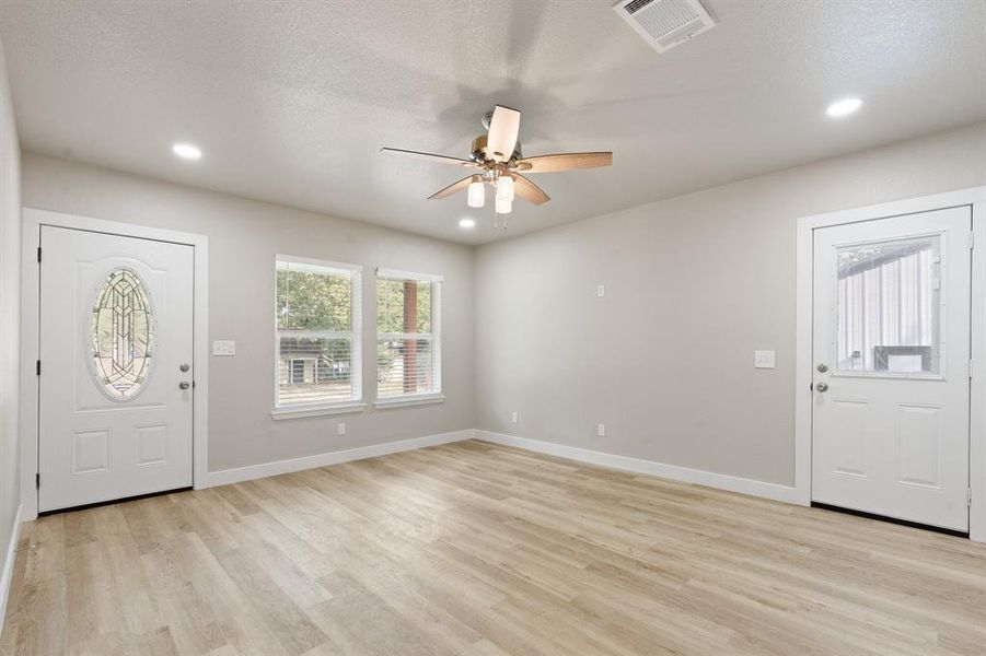 Spacious, unfurnished interior of a new home in , Alvarado (Image 18).