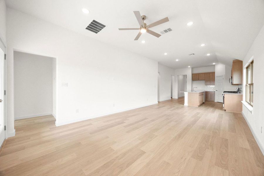 Spacious, unfurnished interior of a new home in Prairie Winds, Hutto (Image 14).