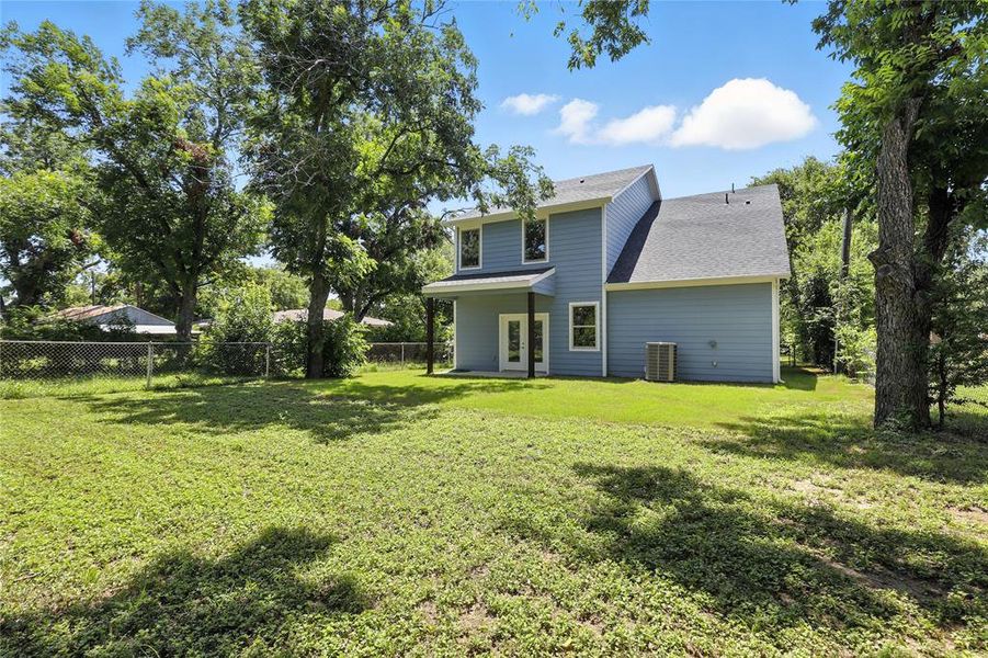 Exterior details and patio area of a home in , Cleburne (Image 3).