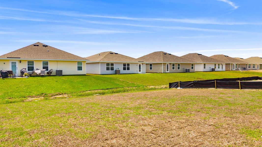 Exterior details and patio area of a home in Liberty, Panama City (Image 23).