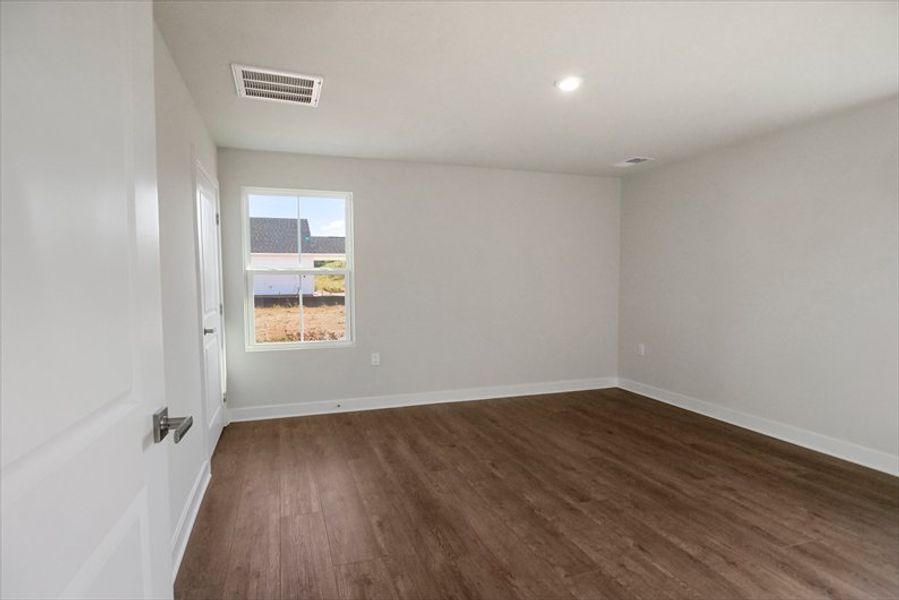 Spacious, unfurnished interior of a new home in Garrison Farms, Seneca (Image 15).