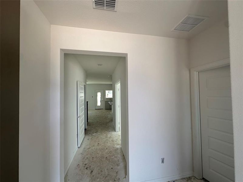 Spacious, unfurnished interior of a new home in Ellis Cove, Seabrook (Image 30).
