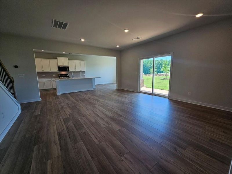Spacious, unfurnished interior of a new home in Parkview Estates, Gainesville (Image 12).