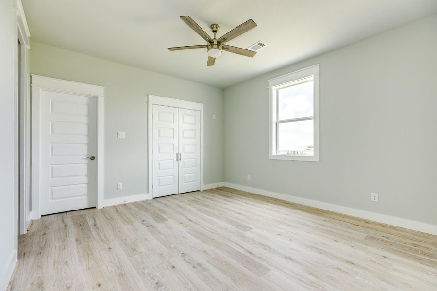 Spacious, unfurnished interior of a new home in , Galveston (Image 35).