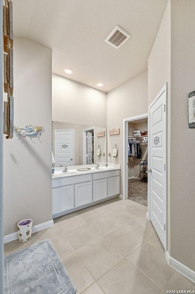 Furnished interior view inside a new home in , Atascosa (Image 16).