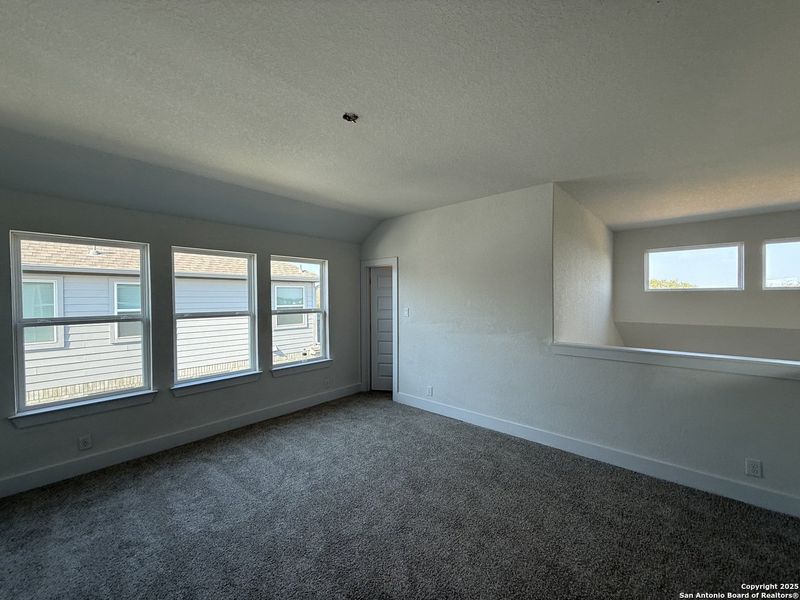 Spacious, unfurnished interior of a new home in Buffalo Crossing, Cibolo (Image 19).