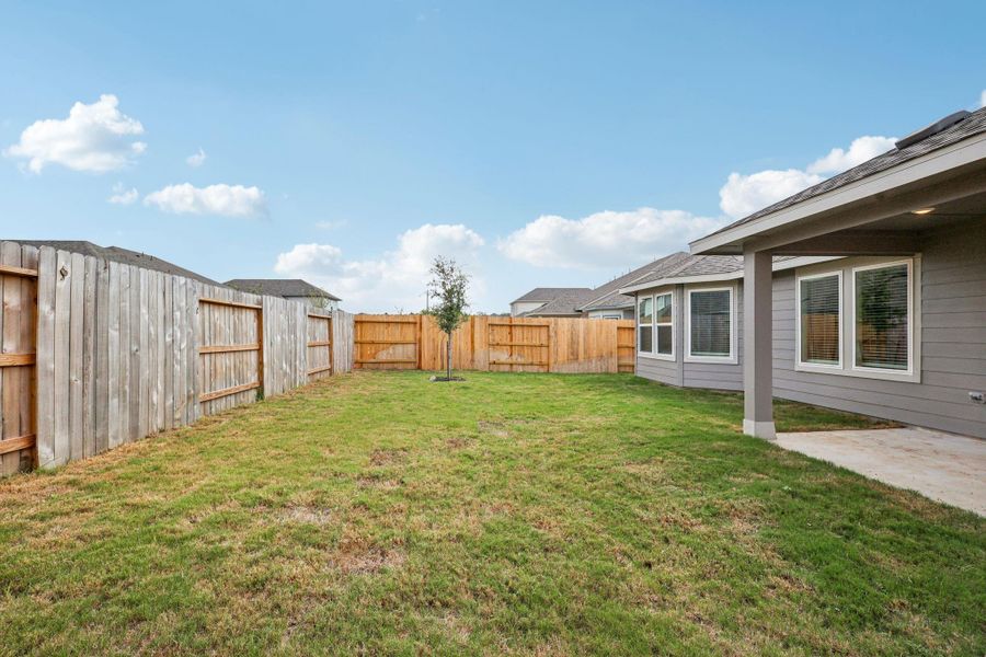 Exterior details and patio area of a home in Southwinds, Baytown (Image 18).