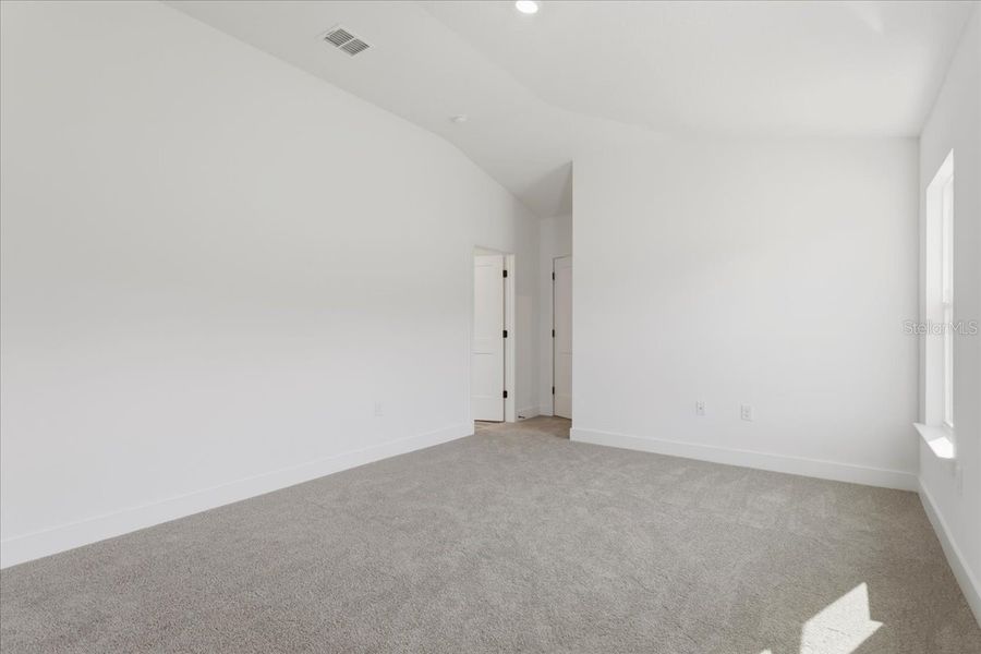 Spacious, unfurnished interior of a new home in Kirkland Farms, Alachua (Image 20).