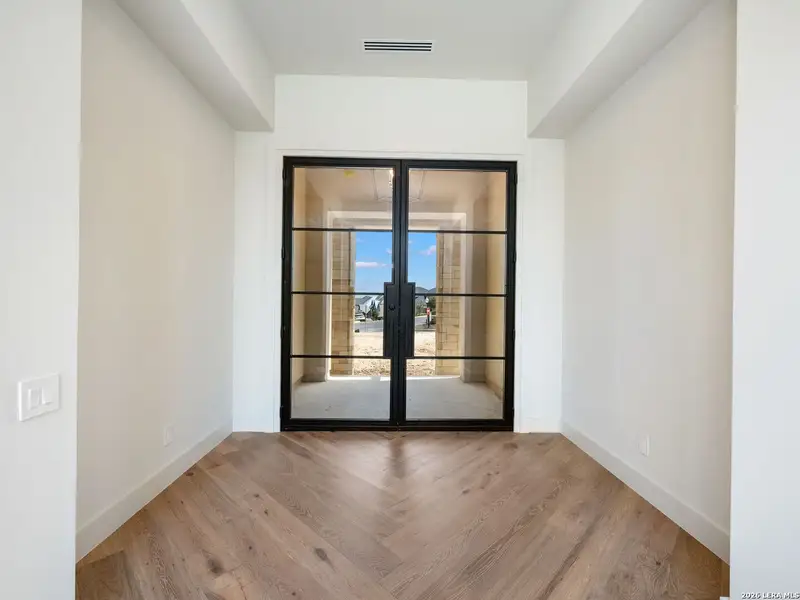 Spacious, unfurnished interior of a new home in , San Antonio (Image 42).