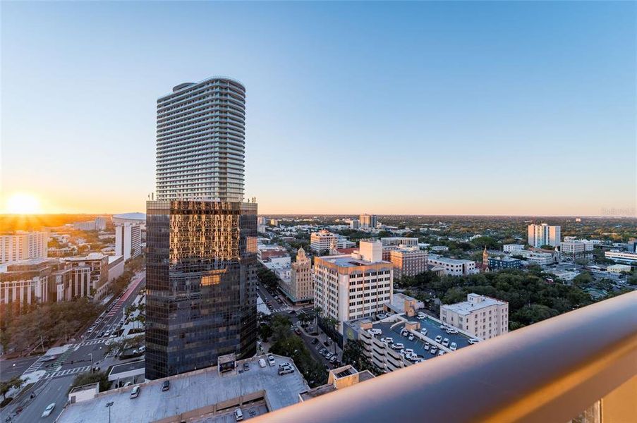 Condo located in St. Petersburg, FL showcasing its design and architecture (Image 27).