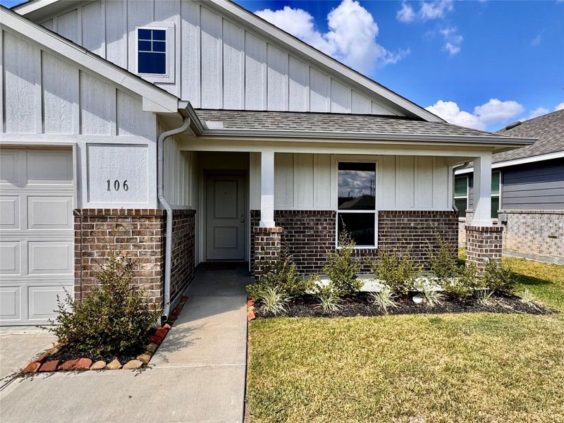 Front exterior of a new home in Santa Fe, Cleveland, TX, highlighting curb appeal (Image 1). Front exterior of a new home in Santa Fe, Cleveland, TX, highlighting curb appeal (Image 1).