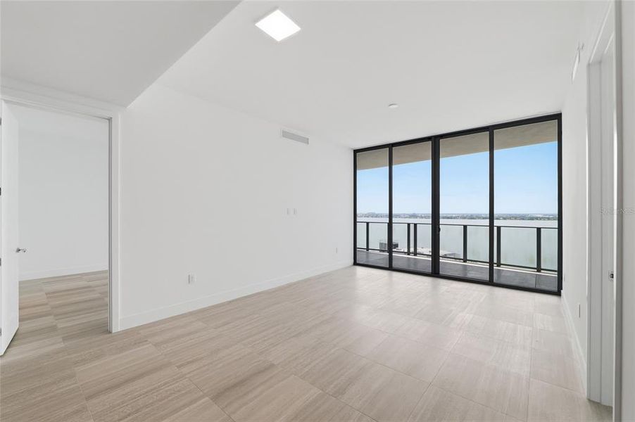 Spacious, unfurnished interior of a new home in , Tampa (Image 27).