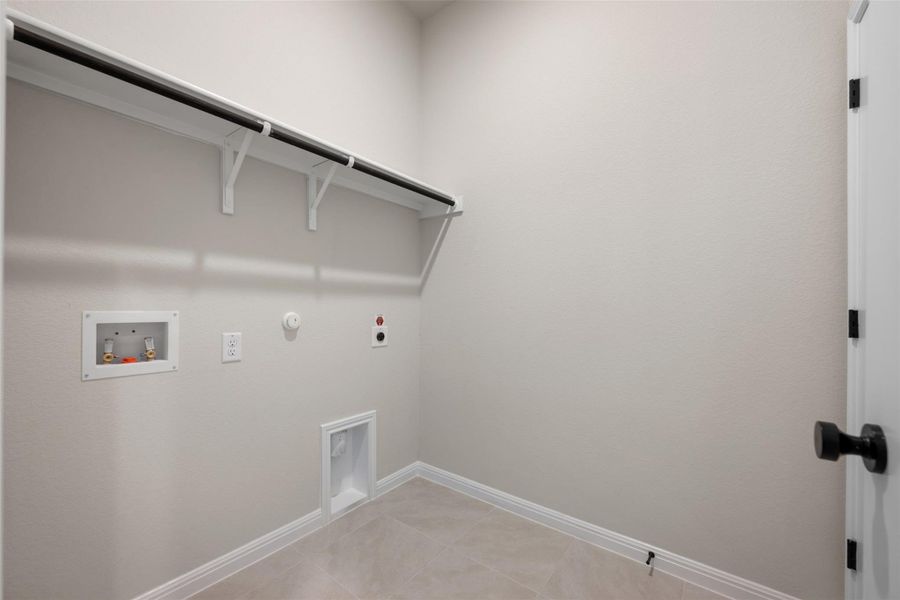 Spacious, unfurnished interior of a new home in Cannon Ranch 40s, Dripping Springs (Image 9).