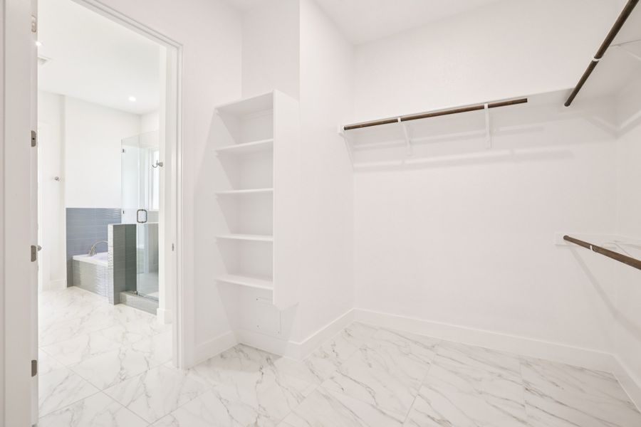 Spacious, unfurnished interior of a new home in Persimmon, Buda (Image 28).