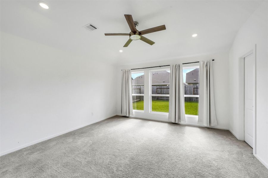 Spacious, unfurnished interior of a new home in Sunterra, Katy (Image 20). Spacious, unfurnished interior of a new home in Sunterra, Katy (Image 20).