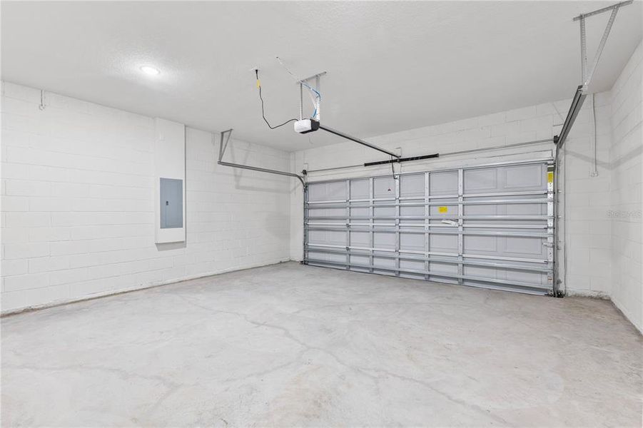 Spacious, unfurnished interior of a new home in , Ocala (Image 16).
