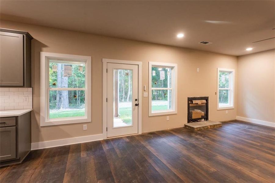 Spacious, unfurnished interior of a new home in , Oxford (Image 21).