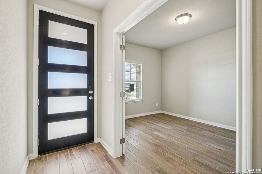 Spacious, unfurnished interior of a new home in Royal Crest, San Antonio (Image 28).