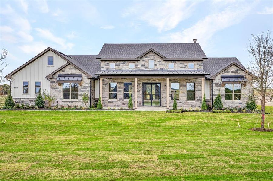 View of front facade featuring a front lawn