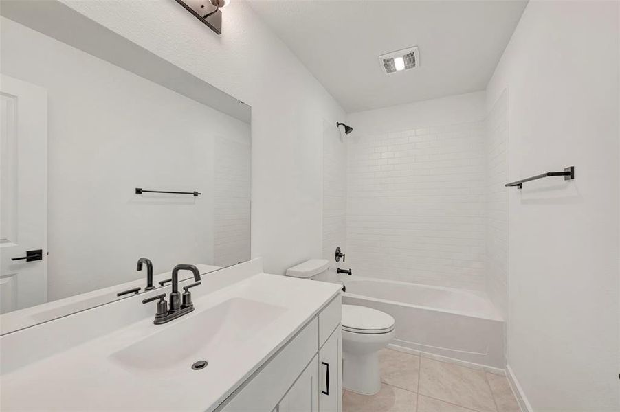 Furnished interior view inside a new home in Rolling Ridge, Van Alstyne (Image 17).