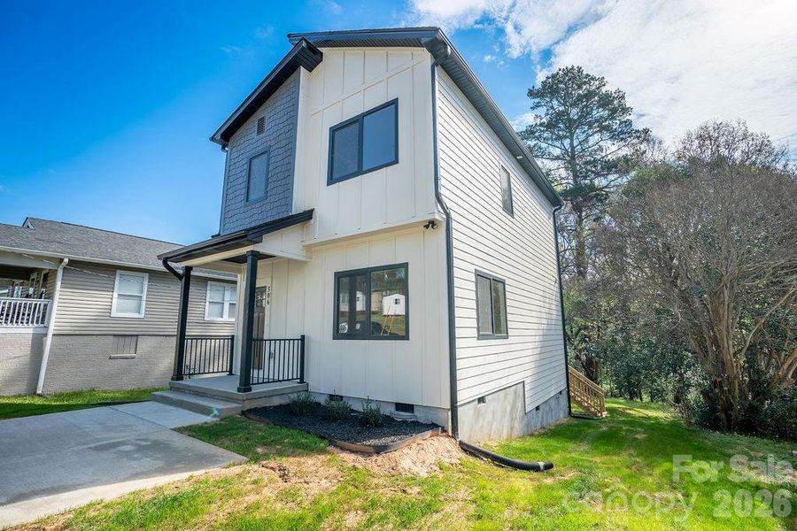 Exterior details and patio area of a home in , Gastonia (Image 4).