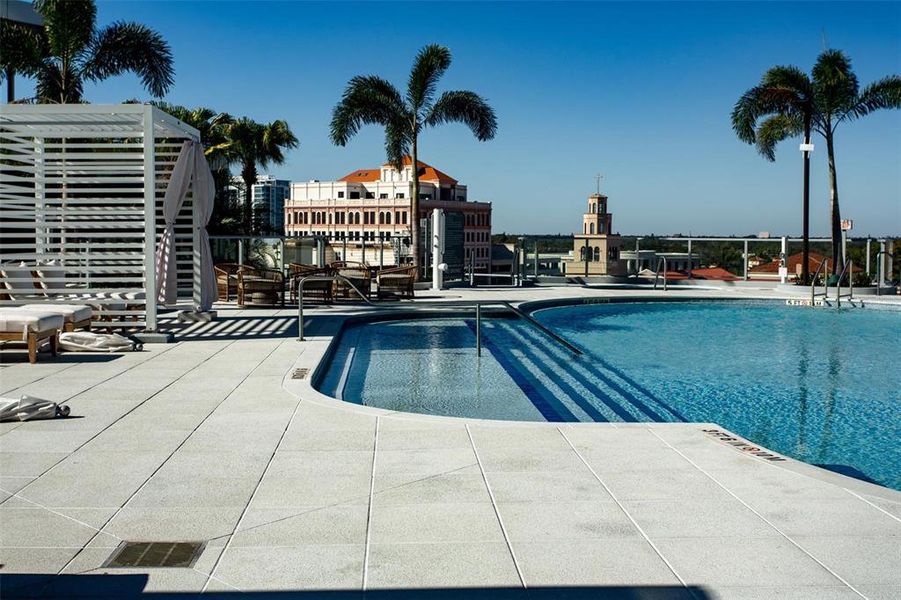 Condo located in St. Petersburg, FL showcasing its design and architecture (Image 17).