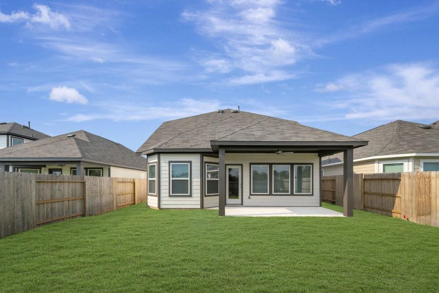 Exterior details and patio area of a home in Summerview, Fulshear (Image 24).