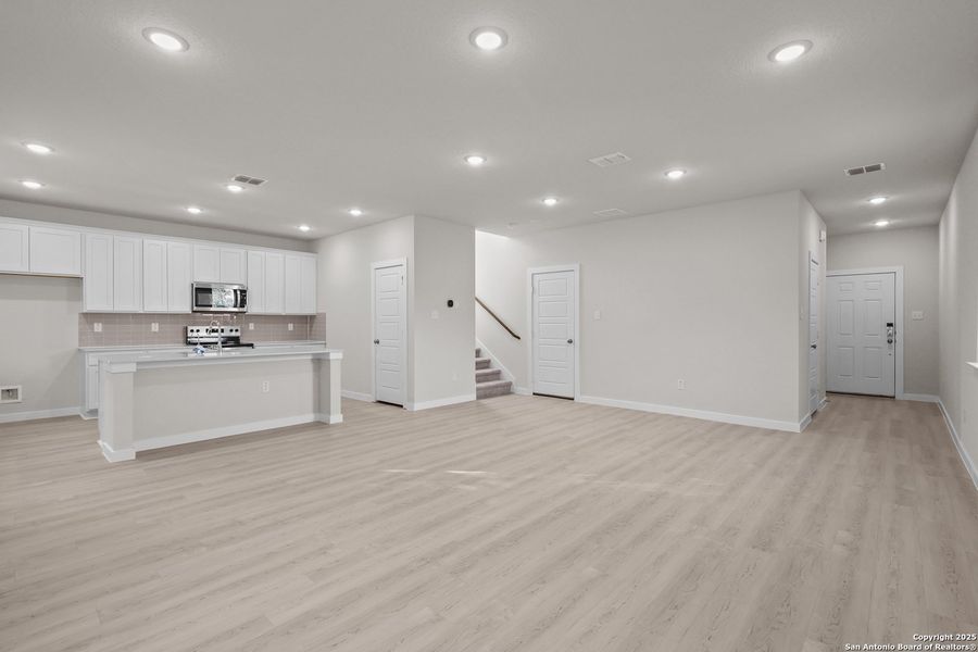 Spacious, unfurnished interior of a new home in Rosemont Hill, San Antonio (Image 10).