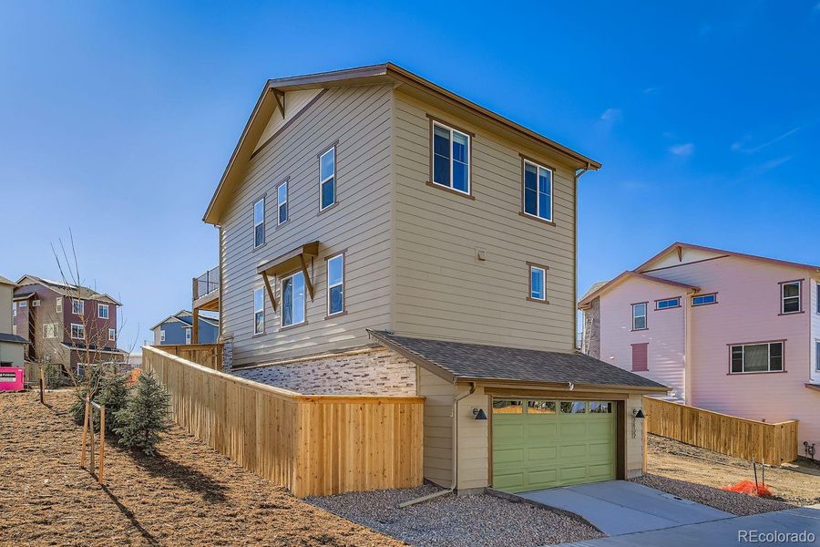 garage / rear exterior on corner lot