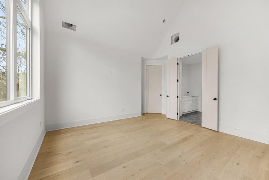 Spacious, unfurnished interior of a new home in , Atlanta (Image 29).