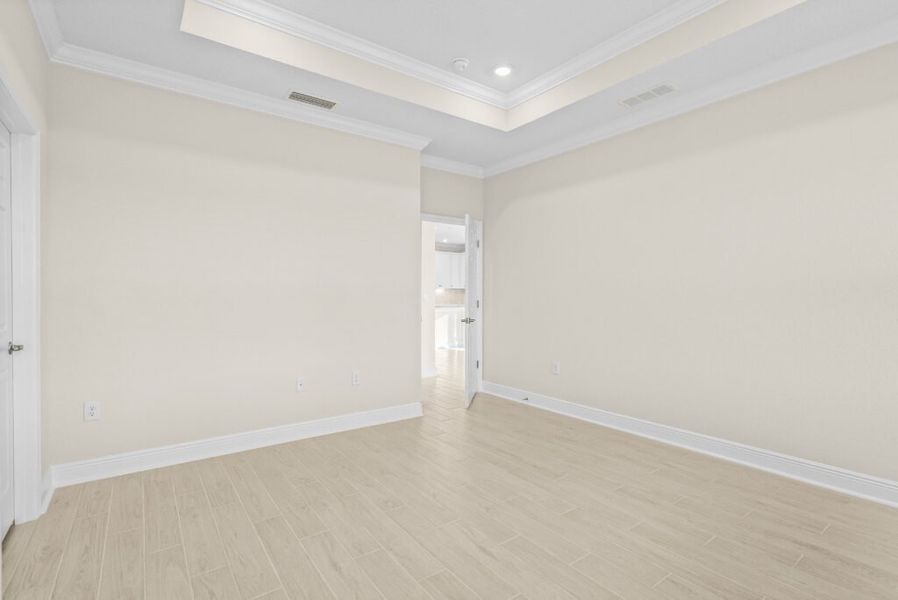 Spacious, unfurnished interior of a new home in Lake Merial, Panama City (Image 20).