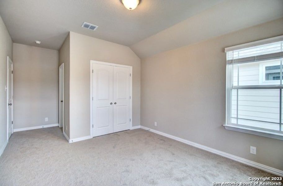 Spacious, unfurnished interior of a new home in Stream Waters, Seguin (Image 23).