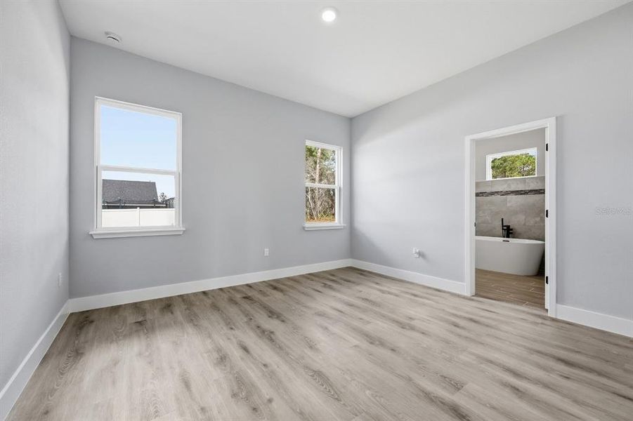 Spacious, unfurnished interior of a new home in , Ocala (Image 31).