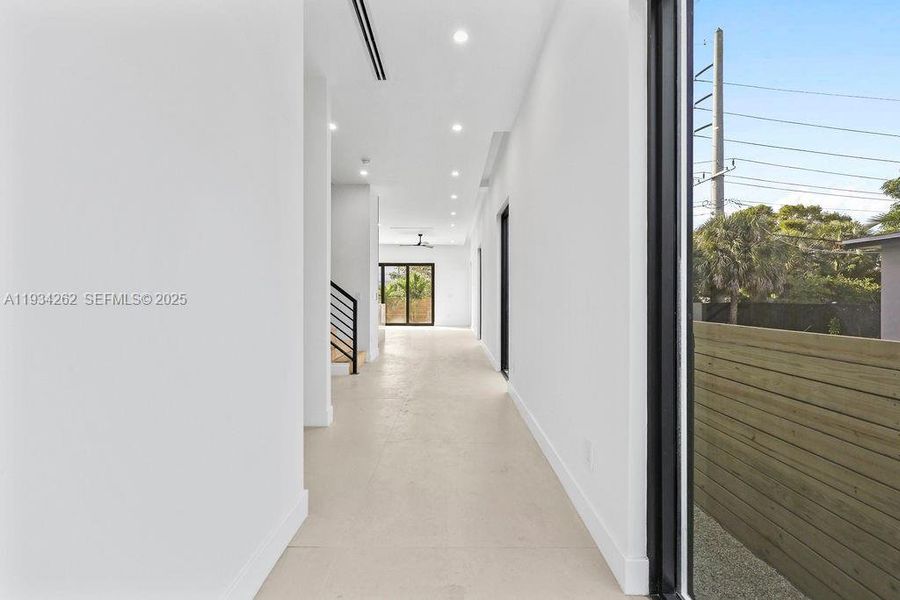 Spacious, unfurnished interior of a new home in , Fort Lauderdale (Image 27).