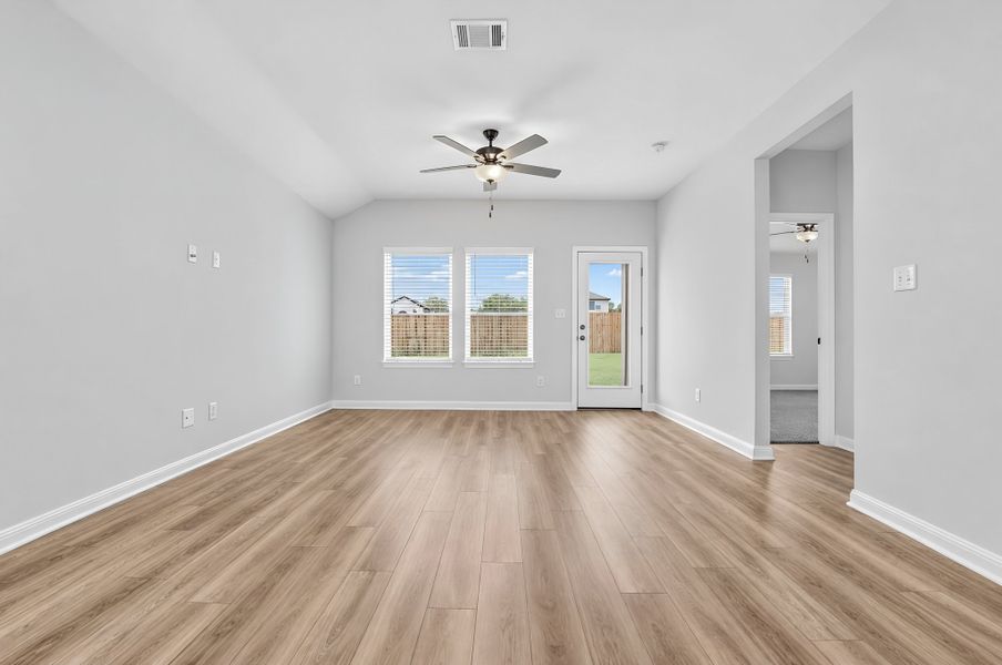 Spacious, unfurnished interior of a new home in Sunfield, Buda (Image 12).