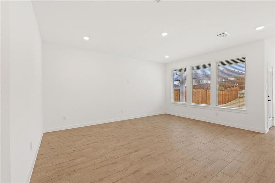 Spacious, unfurnished interior of a new home in Talon Hills, Saginaw (Image 10).