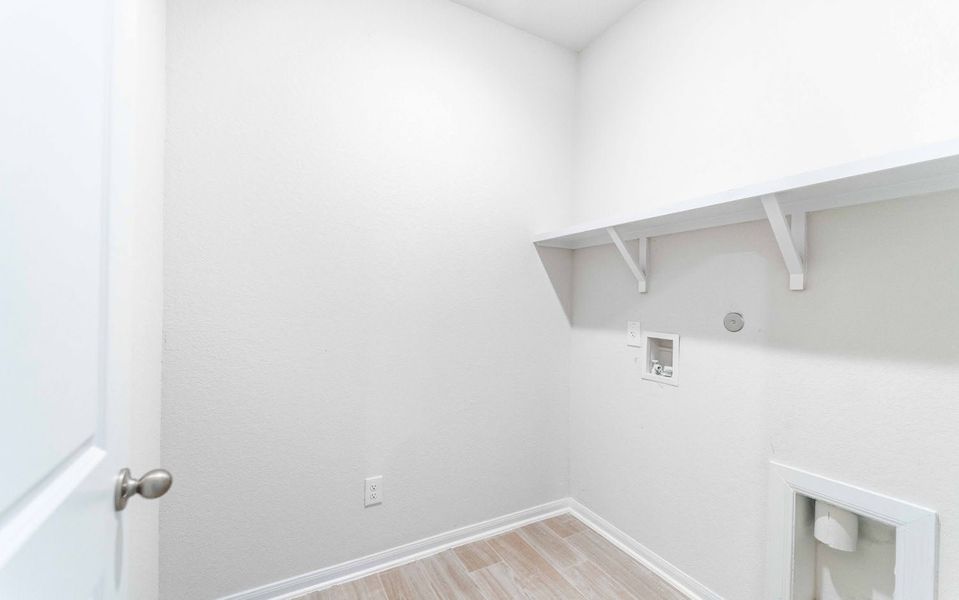 Spacious, unfurnished interior of a new home in Hunter's Ranch, San Antonio (Image 15).