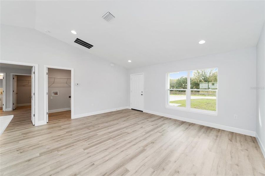 Spacious, unfurnished interior of a new home in , Ocala (Image 24).