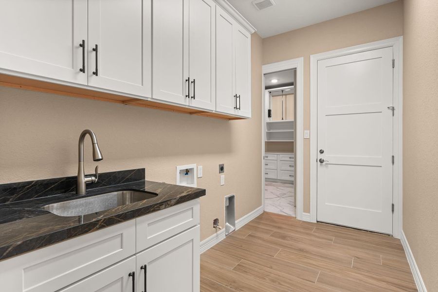 Furnished interior view inside a new home in , Kemah (Image 8).