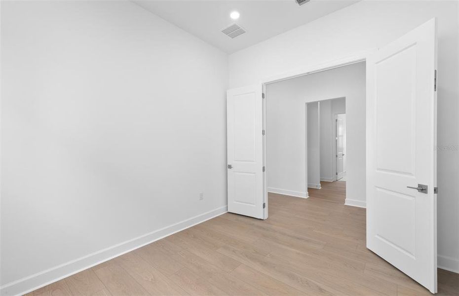 Spacious, unfurnished interior of a new home in Lakespur Wellen Park, Venice (Image 17).